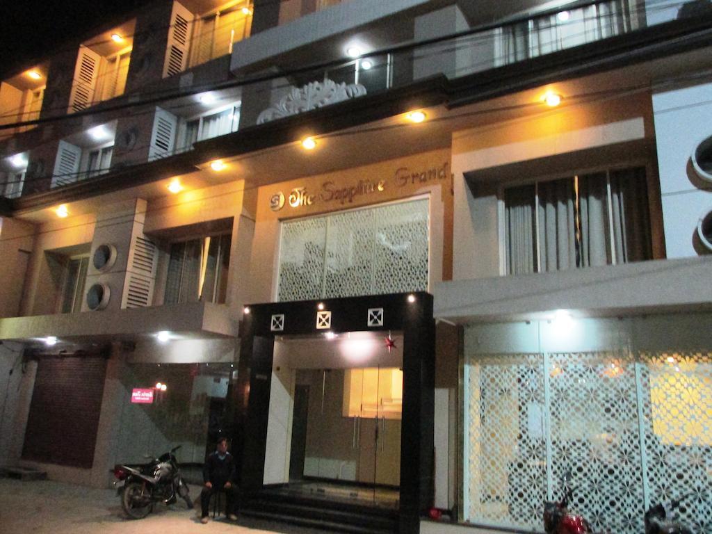The Sapphire Grand Hotel Варанаси Екстериор снимка