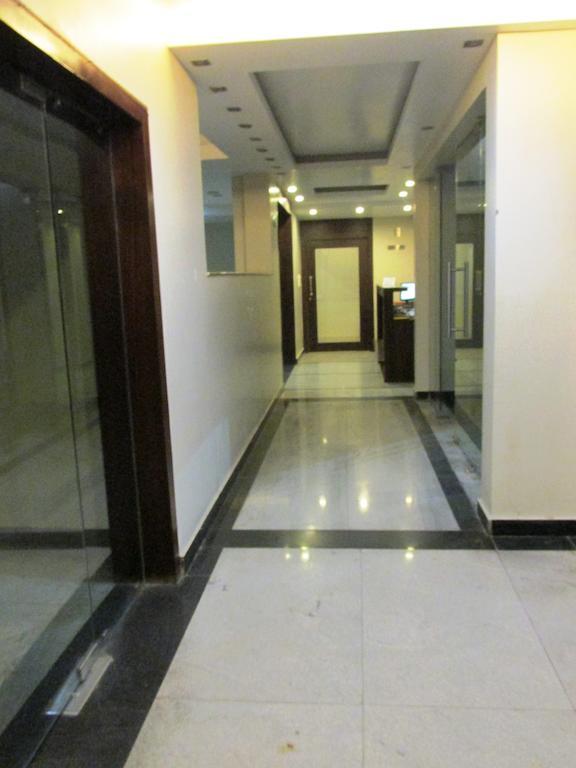 The Sapphire Grand Hotel Варанаси Екстериор снимка